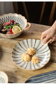 Japanse keramische serviesset met blauw gestreepte handgreepplaat en stijlvolle fruitkom.