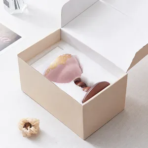 Prachtige geurkaars van sojawas in keramieken kop met houten basis in geschenkdoos.