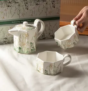 Set da tè in ceramica di lusso con stampa floreale, teiera e tazze eleganti in confezione.
