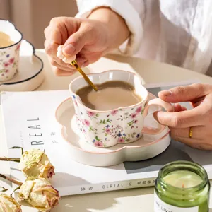 Set de taza y plato de café de cerámica trébol, elegante caja de regalo para té fina.
