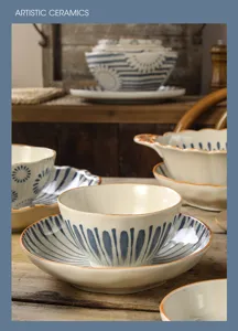 Japanse stijl keramisch servies kom en borden set met blauwe geglazuurde strepen.