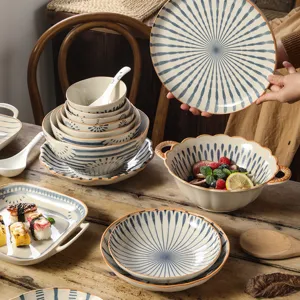 Japanse keramische servies set met blauw patroon, schalen en borden voor de keuken.