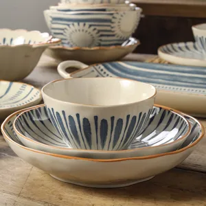 Japans stijl keramisch servies set met blauw streepjespatroon voor dagelijks huishoudelijk gebruik.