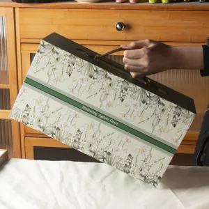 Elegante scatola regalo giglio e design verde scuro, confezione perfetta per inaugurazione.