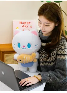 Lindo peluche de gato sosteniendo pez muñeca suave animal de peluche regalo detalle