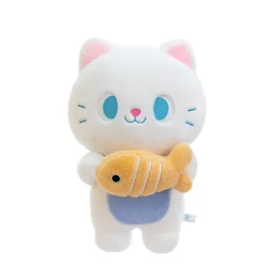 Lindo gato blanco de peluche sosteniendo pez amarillo muñeco relleno para regalo de niños.