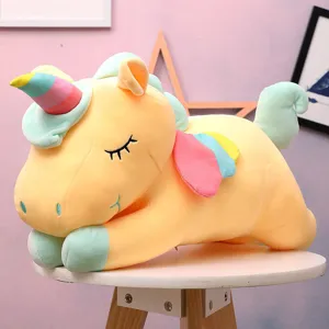 Simpatico peluche unicorno giallo con ali e corno arcobaleno, morbido cuscino per bambini.