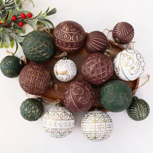 Set di palline di Natale antiche con motivi a rilievo e accenti dorati su vassoio di legno