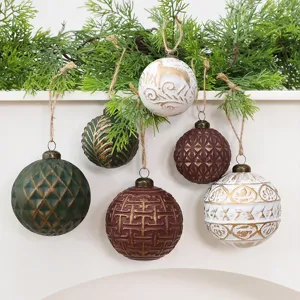 Set di palline di Natale vintage con raffinati motivi dorati in rilievo per l'albero di festa