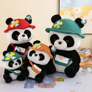 Süßes Panda Plüschtier Set mit bunten Hüten und Taschen, weiches Stofftier für Kinder.
