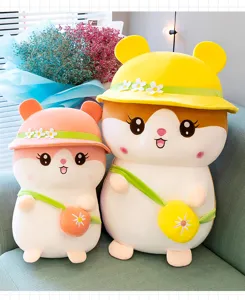 Détail de coussin en peluche hamster d'été mignon, jouet animal farci doux avec chapeau de fleurs.