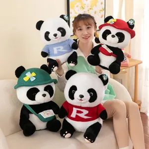 Detailaufnahme süßer Panda Plüschtiere mit Pullovern und Mützen, gemütliche Wohnzimmerszene.