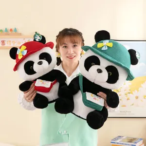 Süßes Panda Plüschtier Kuscheltier mit niedlicher Mütze und Tasche als perfektes Kindergeschenk