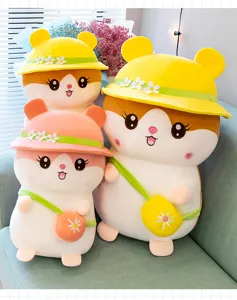 Détail de peluche hamster d'été mignonne, oreiller en peluche douce avec chapeau et sac.