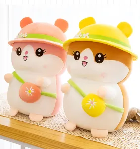Détail de jouet en peluche hamster d'été mignon avec deux belles poupées en peluche.