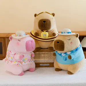 Simpatico peluche capybara estivo rinfrescante con cappello e vestiti per bambini e bambine.