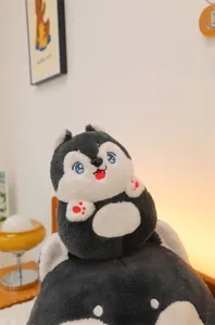 Vue détaillée de la peluche mignonne husky, oreiller en peluche douce pour enfants.