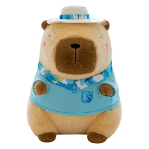 Simpatica bambola in peluche di capibara estivo con camicia tropicale blu e cappello.