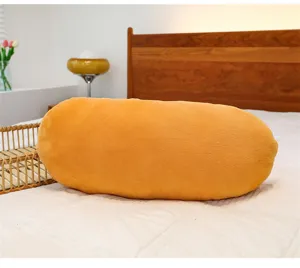 Gedetailleerd overzicht van het zachte pluche stokbrood kussen, fijn slaapkussen voor thuis.