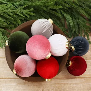 Primo piano di palline di Natale in velluto da 8 cm di alta qualità in una ciotola di legno
