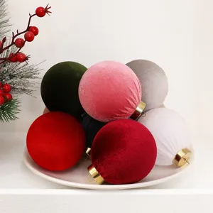 Collezione di palline di Natale rivestite di velluto in vari colori su un piatto