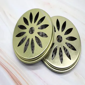 Detalle de tapa hueca de metal dorado, cubierta redonda con acabado cepillado para uso diario.
