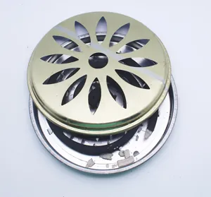 Porta espirales de mosquito de metal con tapa floral dorada y base de picos segura.