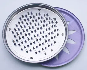 Detalle de la bandeja antimosquitos con placa interior de puas y base morada tallada.
