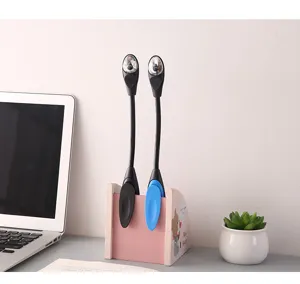 Draagbare mini LED leeslamp met flexibel clip-on ontwerp, perfect voor studeren en boeken lezen thuis.