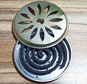 Bandeja soporte de metal para espirales antimosquitos con tapa calada para uso seguro en dormitorio.