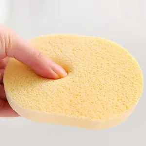Morbida spugna per pulizia viso gialla per la rimozione del trucco e la cura quotidiana.
