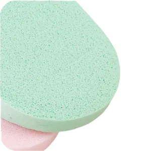 Spugnette detergenti per il viso verdi e rosa, tamponi struccanti morbidi per la cura quotidiana.