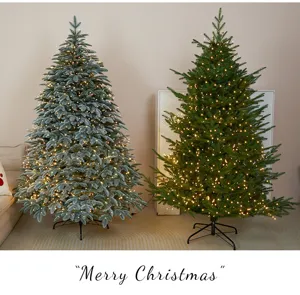 Due alberi di Natale artificiali con luci LED calde per la decorazione della casa