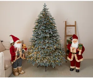 Grande albero di Natale pre-illuminato con decorazioni e figure di Babbo Natale