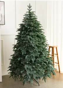 Albero di Natale artificiale Nordmann realistico in un ambiente domestico moderno