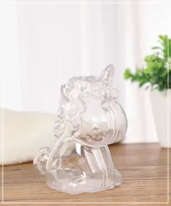 Transparente Einhorn Bonboniere aus Kunststoff, Detailansicht für Hochzeitsgeschenke Spielzeug.