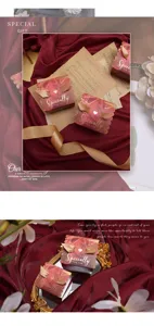 Elegante rode trouw snoep geschenkdoosjes met strik lint, luxe design voor feestelijke.