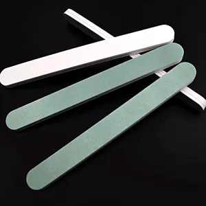 Detailansicht professioneller doppelseitiger Nagelfeilen mit feiner Körnung für Maniküre.