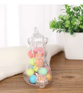 Transparente Einhorn Bonboniere aus Kunststoff im Detail, mit bunten Perlen gefuellt.