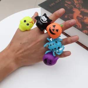 Dettaglio anelli da festa di Halloween, anelli giocattolo luminosi con simpatici motivi.