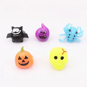 Dettagli dei simpatici giocattoli luminosi per festa di Halloween con zucca teschio pipistrello.