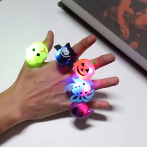 Primo piano dettagliato degli anelli luminosi per feste di Halloween con luci LED divertenti.