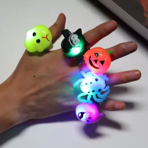 Anelli luminosi LED di Halloween giocattolo lampeggiante accessori per feste divertenti.