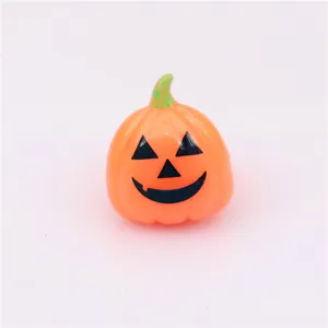 Primo piano dettagliato di un simpatico giocattolo ad anello zucca con viso intagliato.