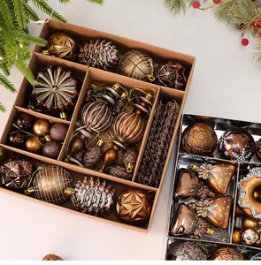 Dettaglio di un set assortito di decorazioni natalizie color bronzo con forme uniche