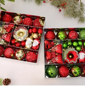 Dettaglio di un set di ornamenti natalizi con varie palline e figurine rosse, verdi e dorate