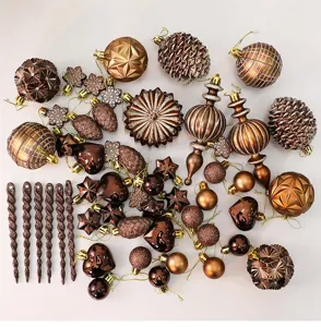 Set di decorazioni natalizie marrone caffè con stelle, cuori e pigne per l'albero