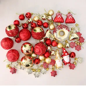 Un set assortito di palline di Natale rosse e dorate con gnomi e fiocchi di neve