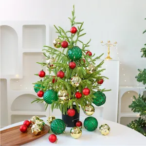Vue détaillée de 36 boules de Noël galvanisées décorant un petit sapin de Noël