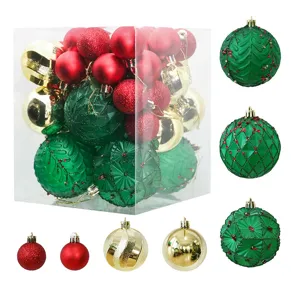 Vue détaillée du lot de 36 boules de Noël avec des textures rouges, vertes et dorées